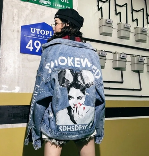 Jaket jeans dengan aksen sablon grafis di punggung